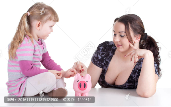 帶著年輕女人和粉紅小豬的小女孩