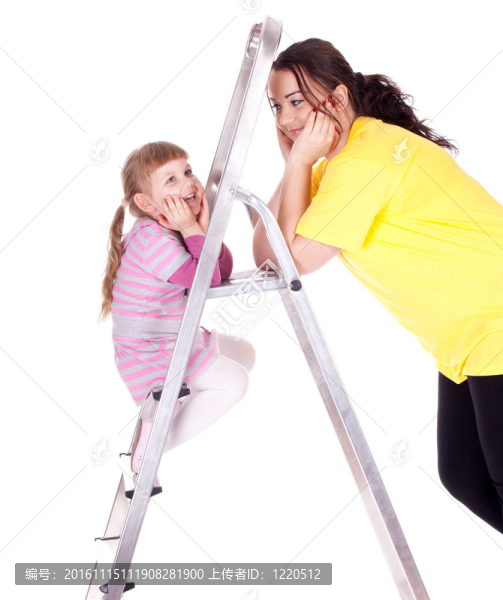 年輕胖女人和帶梯子的小女孩