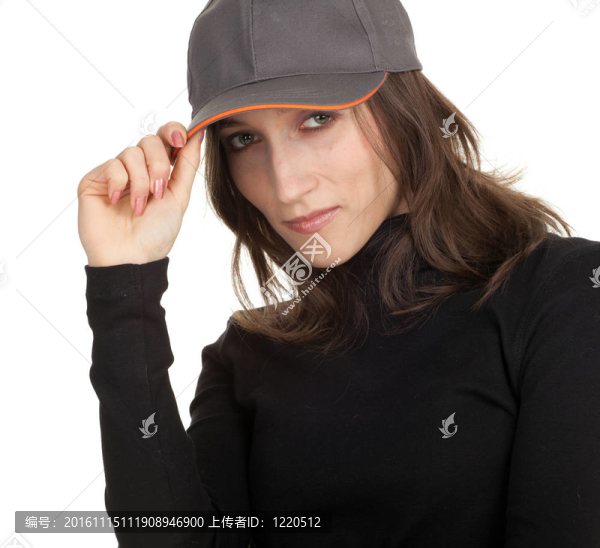 戴著棒球帽和黑色上衣的棕色頭發(fā)的女人