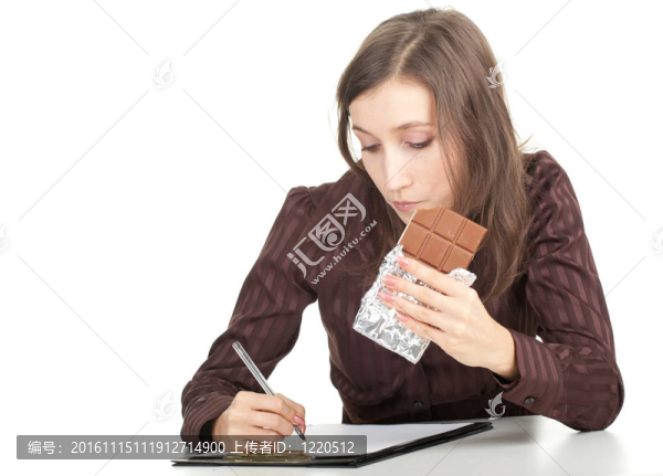 用巧克力和剪貼簿書寫年輕女子