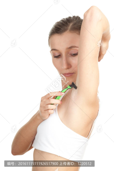 年輕的女人肖像用剃刀剃腋下