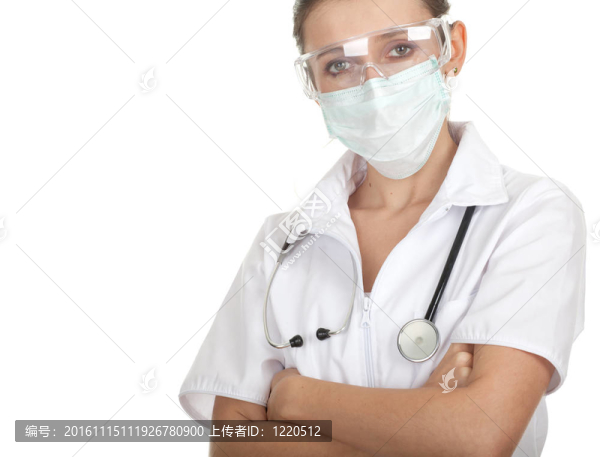 在防護(hù)眼鏡和口罩的女醫(yī)生用聽診器；白色的制服；