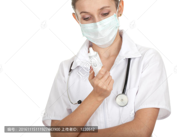 在防護眼鏡和口罩的女醫(yī)生；白色制服；用聽診器拿溫度計