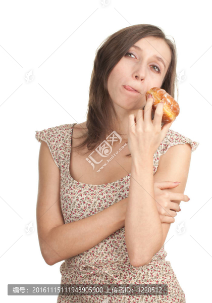 年輕女子穿著鮮艷的衣服吃美味的蛋糕