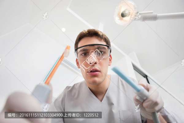 年輕男性握牙工具