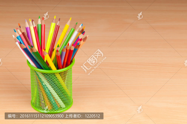 背景上的彩色鉛筆