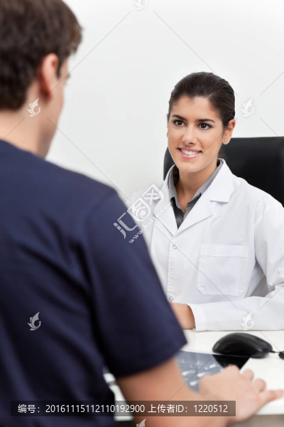 女醫(yī)生與病人說話
