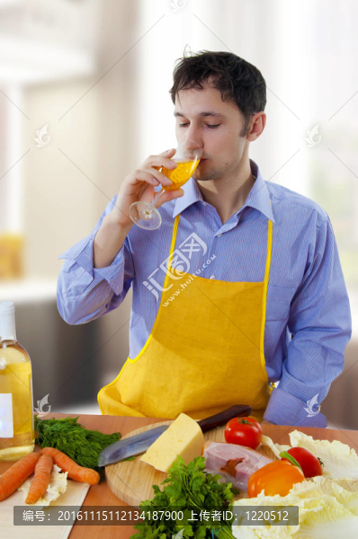 男人烹飪和飲用白葡萄酒