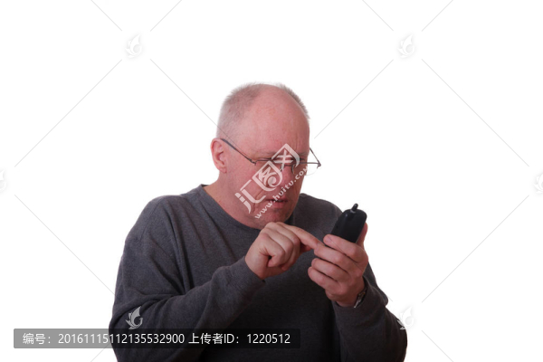 老禿頂的家伙在灰色的襯衫試圖撥打一個電話