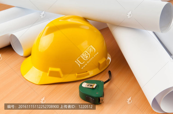 書桌上的圖畫和硬的帽子
