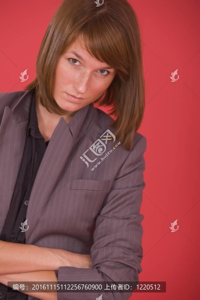正式西裝中的女人
