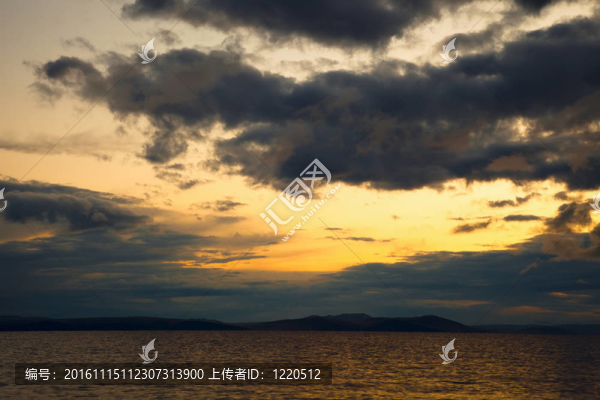 落日海景。天空中的烏云