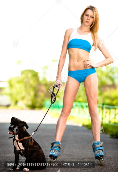 在公園里穿著溜冰鞋的年輕金發(fā)女人