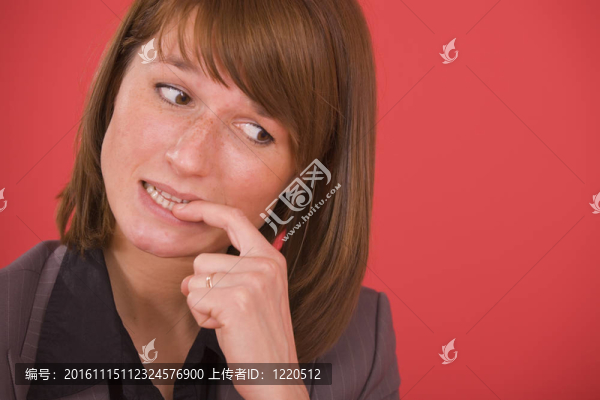 緊張的女人咬指甲