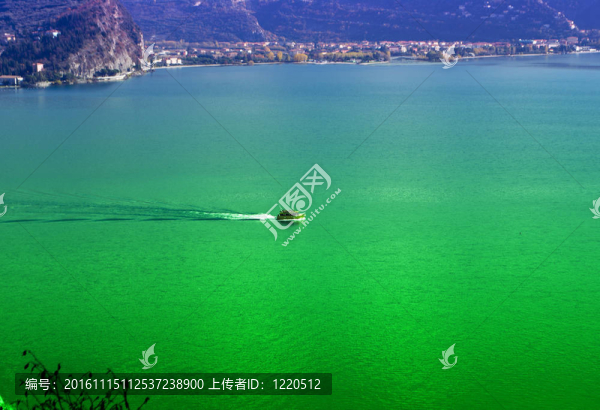 山上的湖