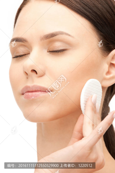 美麗的女人用化妝棉