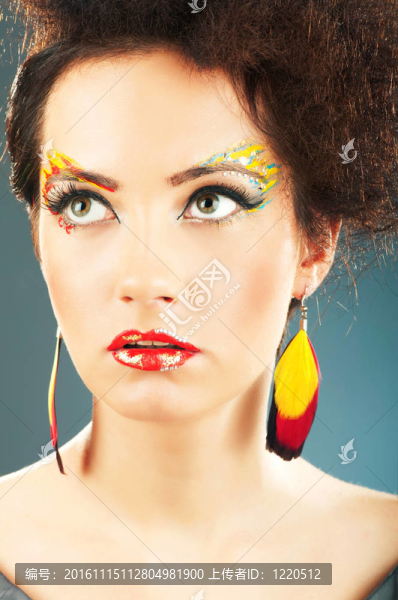 迷人的女人與時尚化妝