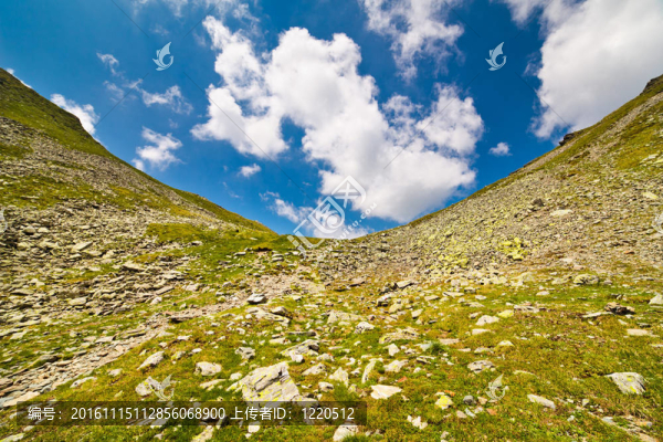 群山之間的山谷景觀