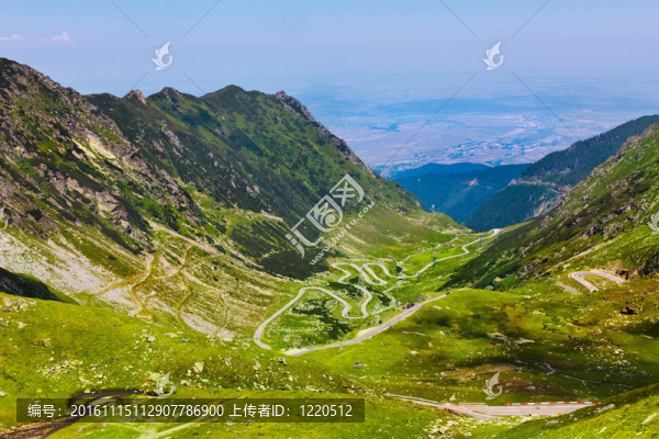 從落基山脈弗格拉什景觀在夏天的羅馬尼亞與transfagarasan遠處蜿蜒的路