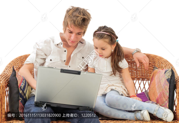 父親和孩子看筆記本電腦