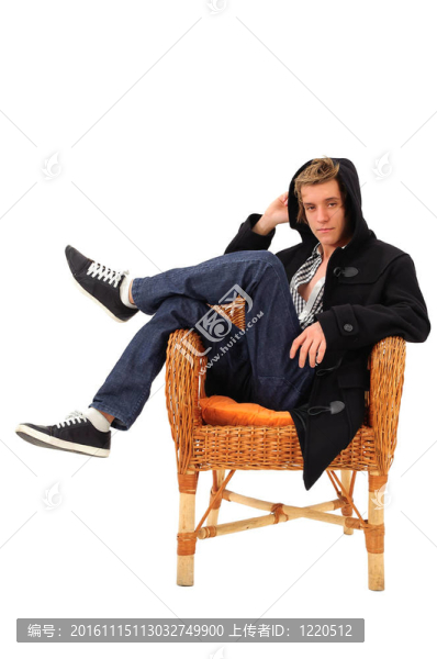 坐在扶手椅上的男人