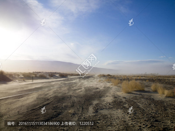 塵土飛揚(yáng)的沙漠公路