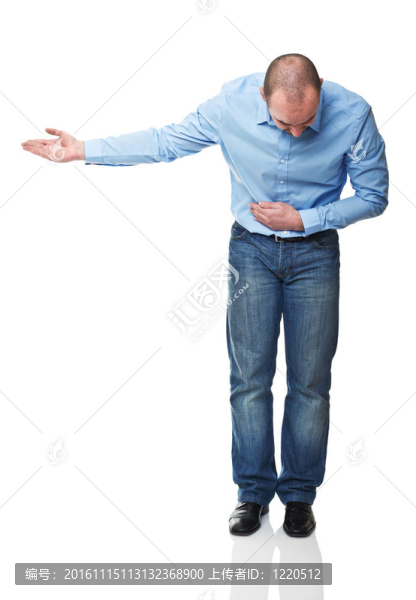 男人低頭
