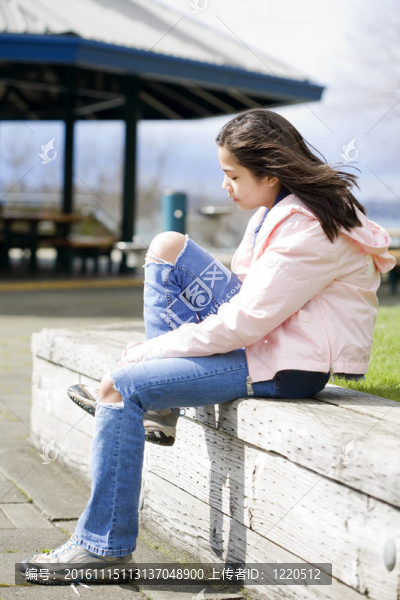青春期前的女孩綁鞋戶外湖附近