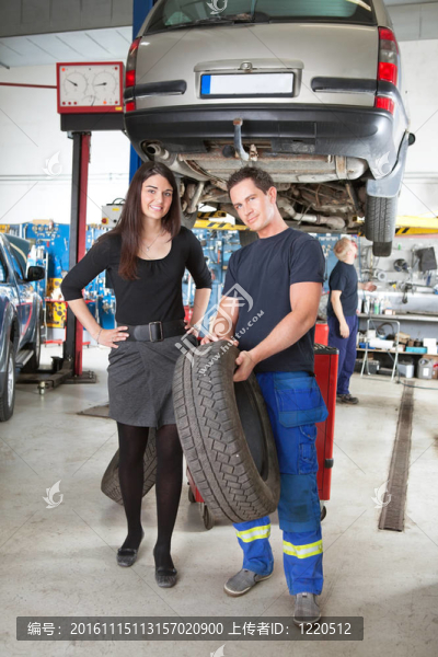 向客戶展示輪胎的機(jī)械師