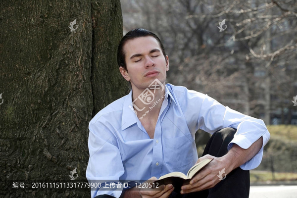 男性在冥想-匯圖網(wǎng) www.fosd68.com 男性在冥想