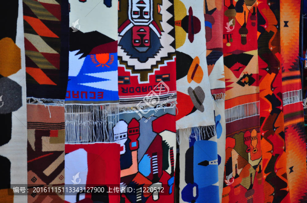 傳統(tǒng)圖案的羊毛毯子掛在市場攤位