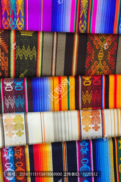 色彩鮮艷的圖案的羊駝毯子