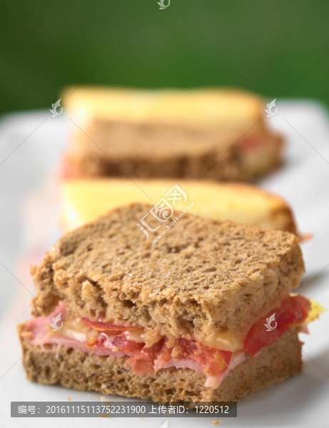 Croque,Monsieur。烤全麥和白吐司面包點(diǎn)心充滿了火腿；西紅柿和奶酪放在長(zhǎng)板（選擇性聚焦；