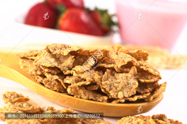 全麥谷物和新鮮的草莓片和后面拍攝的白色草莓酸奶的木勺子（選擇性聚焦；右邊的大鱗片的前焦點）