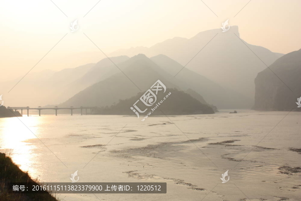 神秘的日出在揚(yáng)子江