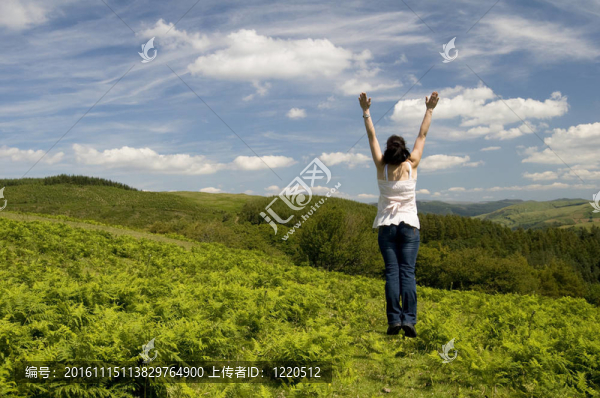高興的跳起來