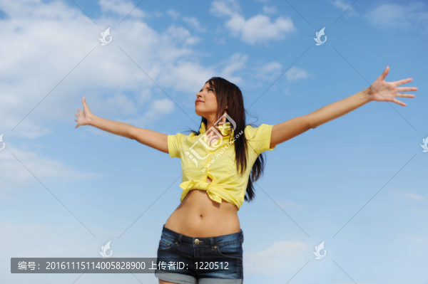 美麗的女人在藍色的天空
