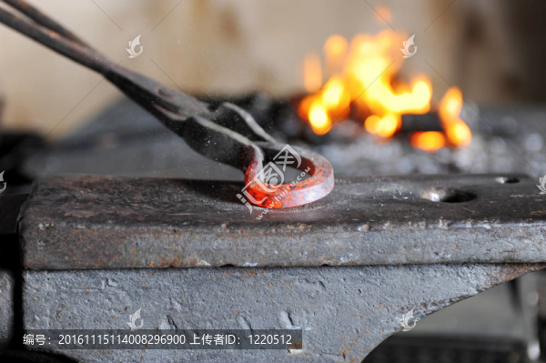 在鐵砧上制作裝飾圖案