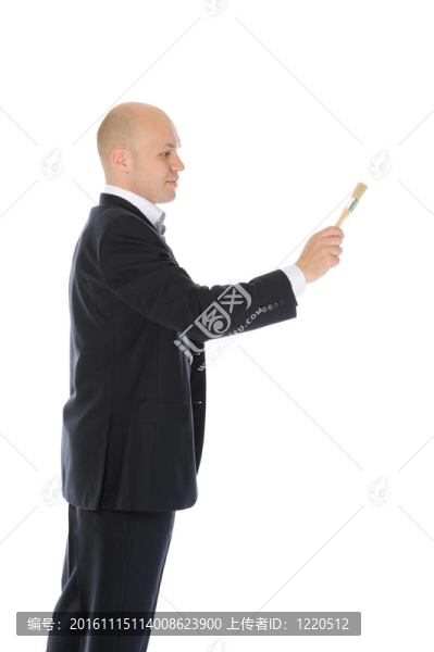 手里拿著一把刷子的商人