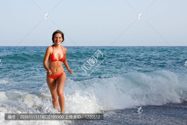 在紅色比基尼的年輕女子