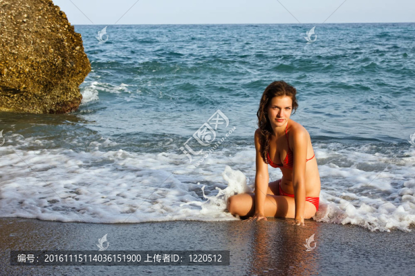 在紅色比基尼的年輕女子