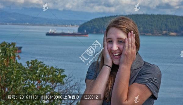 白人少女笑與海洋背景