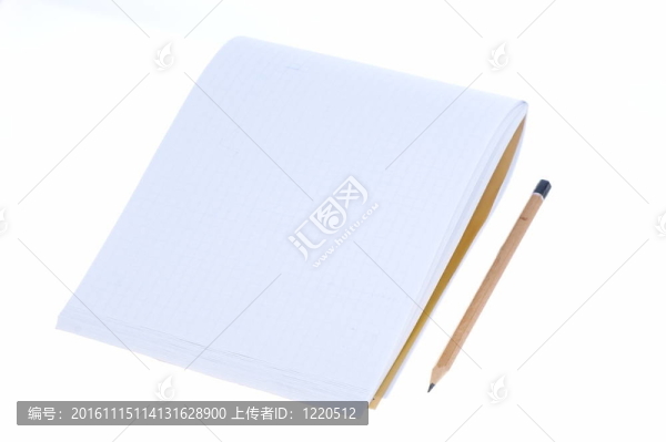 在白色背景上孤立的筆記本和鉛筆
