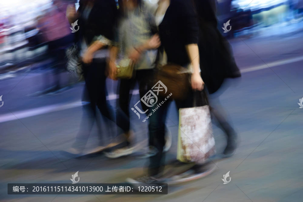 人們在街上散步