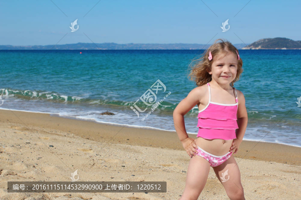 在海灘上擺姿勢的小女孩