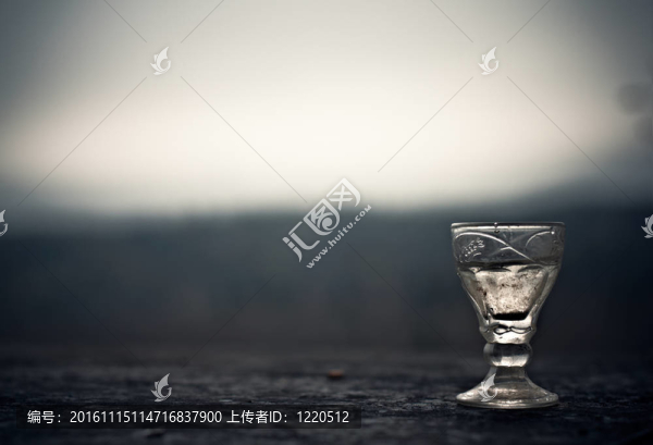 紀(jì)念伏特加酒在俄羅斯公墓未知士兵