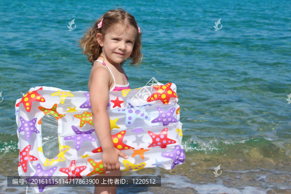 與充氣床的小女孩-匯圖網(wǎng) www.fosd68.com 與充氣床的小女孩