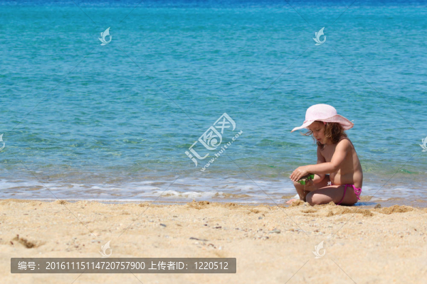 海灘上的小女孩