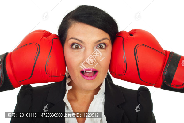 驚訝的女人臉上兩個手套