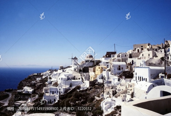伊亞村；圣托里尼島；Cyclades；希臘。在倒塌的火山坡上村